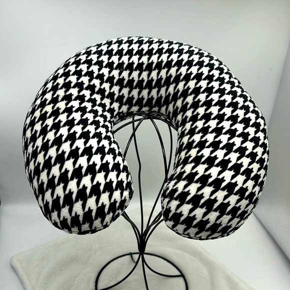 Houndstooth Patterned Travel Pillow Neck Rest - Picture 1 of 9